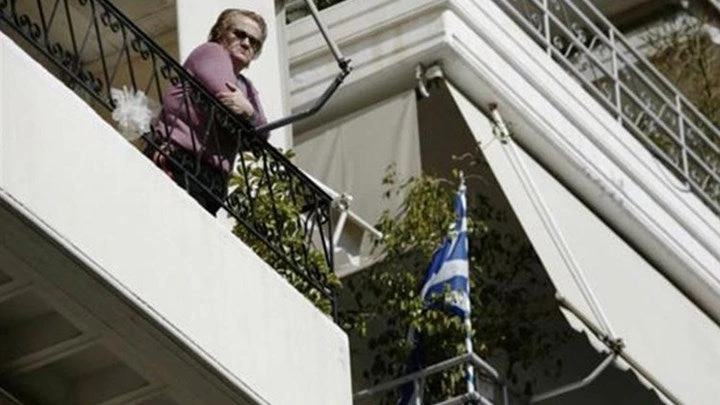 Η ηλικιωμένη που της κατάσχουν το σπίτι για οφειλή στην Εφορία: Δεν είμαι κακοπληρωτής, μου έκοψαν τη σύνταξη (βίντεο)